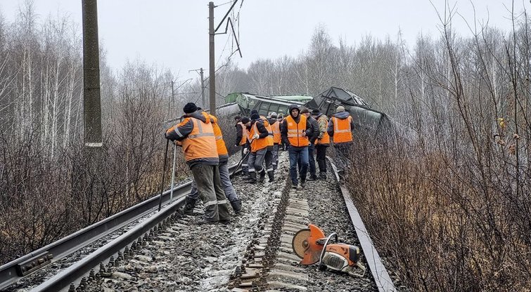 Rusijoje nuo bėgių nuvažiavo traukinys: pradėtas terorizmo tyrimas (nuotr. SCANPIX)