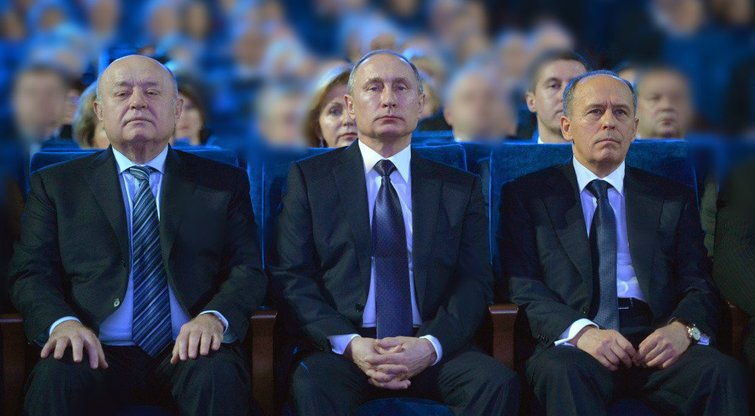 Michailas Fradkovas Užsienio žvalgybos tarnybos direktorius; dešinėje Aleksandras Bortnikovas Federalinė saugumo tarnybos vadas. V. Putinas – per vidurį. (nuotr. SCANPIX) tv3.lt fotomontažas