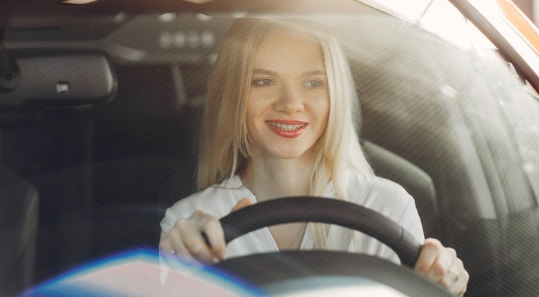 Vairuojanti moteris, asociatyvi  (nuotr. 123rf.com)