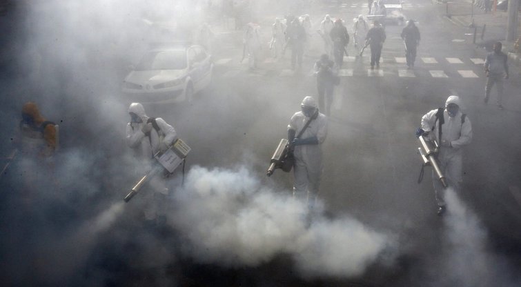 Teherano gaisrininkai dezinfekuoja gatves (nuotr. SCANPIX)
