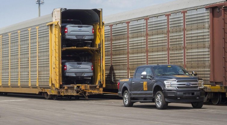 Elektrinis „Ford“ pikapas sugebėjo patempti daugiau nei 500 tonų krovinį