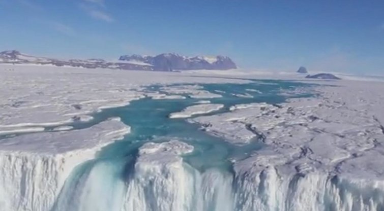Ištirpusio ledynų vandens upė teka nuo krioklio Antarktidoje. Nuotr. Won Sang Lee, Korėjos Polariarinis tyrimų institutas  