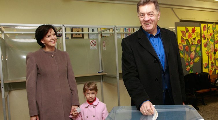 Algirdas Butkevičius su šeima balsavo Seimo rinkimuose (nuotr. Tv3.lt/Ruslano Kondratjevo)