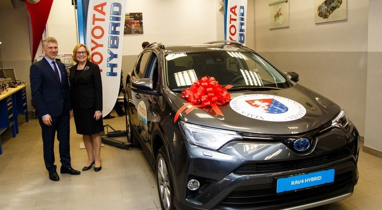 „Toyota“ Lietuvos studentams padovanojo mokymuisi skirtą hibridinį visureigį „Toyota RAV4“