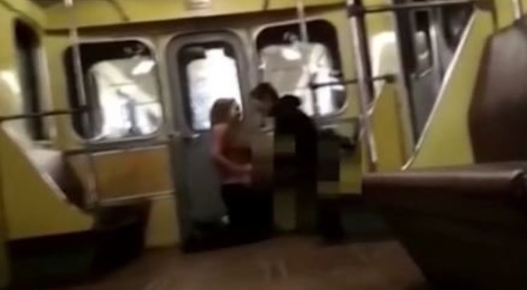 Traukinyje – viešas lytinis aktas (nuotr. iš vaizdo įrašo)