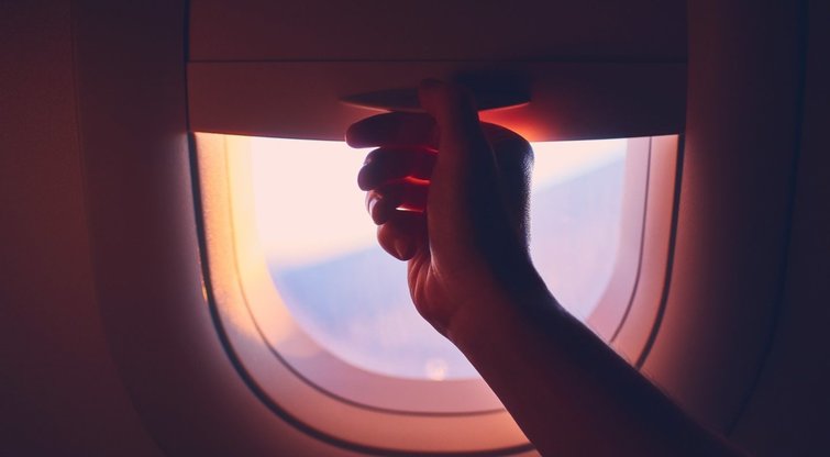 Atskleidė, kodėl reikia pakelti langų uždangas lėktuve: kiti to nežino (nuotr. 123rf.com)