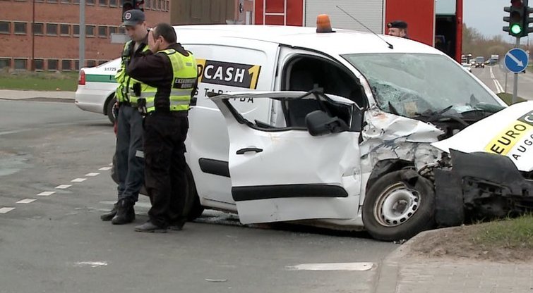 Siaubinga avarija Šiauliuose: sumaitotas automobilis, medikų rankose – du vyrai (nuotr. TV3)