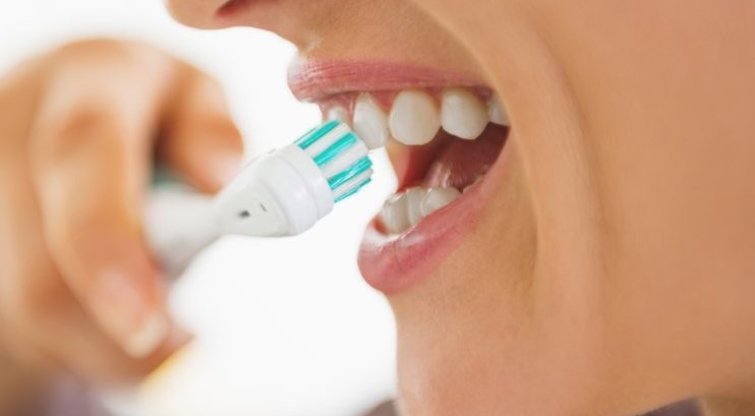 Dantų valymas  (nuotr. Shutterstock.com)