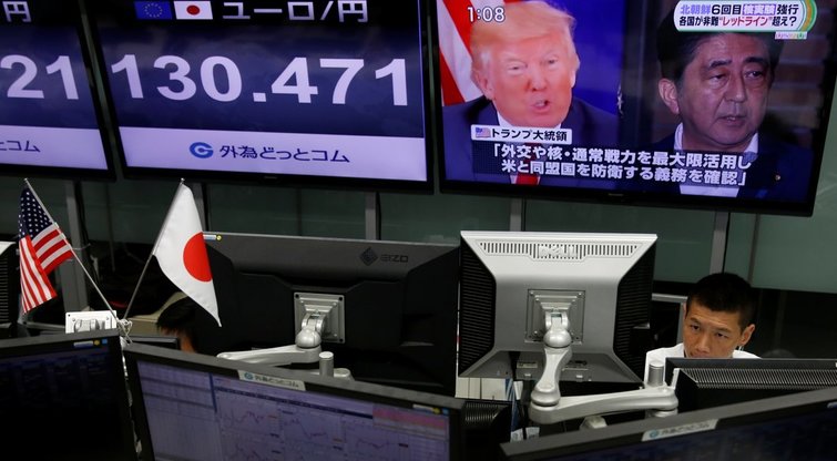 D.Trumpas ir Japonijos premjeras Shinzo Abe (nuotr. SCANPIX)