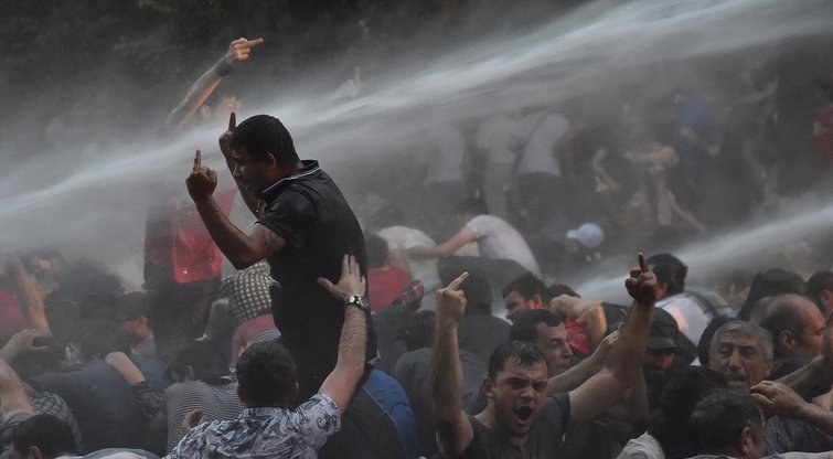 Įtampa Jerevane išlieka: žada griežtai bausti „neteisėto protesto dalyvius“ (nuotr. SCANPIX)