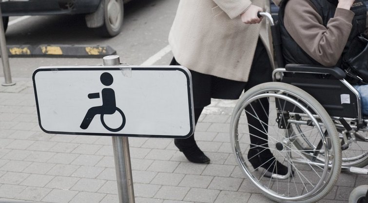 Neįgaliųjų parkavimo vieta (nuotr. Fotodiena.lt/Audriaus Bagdono)