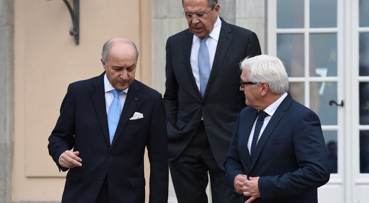 Prancūzijos užsienio reikalų ministras Laurentas Fabiusas ir kolegos iš Rusijos Sergejus Lavrovas, bei Vokietijos - Frankas-Walteris Steinmeieris (nuotr. SCANPIX)