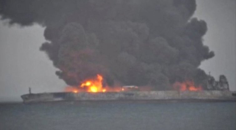 Prie Kinijos krantų degančiam Irano tanklaiviui gresia sprogimas (nuotr. SCANPIX)
