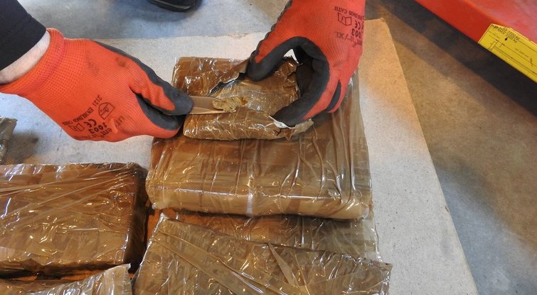 Pasienyje su Lenkija muitinės kriminalistai sulaikė 80 kg hašišo kontrabandos siuntą (nuotr. lrmuitine)