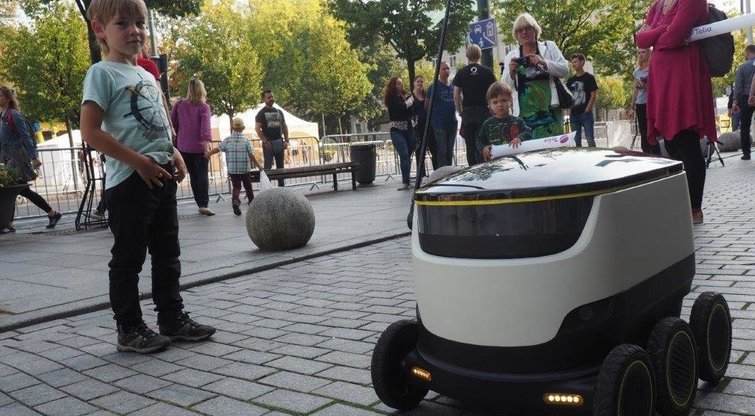 Į sostinės gatves pirmą kartą išriedėjo šešiaračiai Estijos startuolio „Starship Technologies“ robotai (nuotr. Organizatorių)
