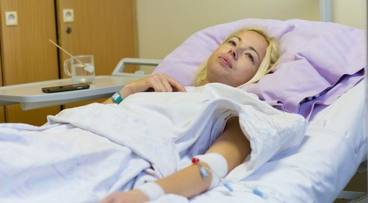 Moteris ligoninėje, asociatyvi nuotrauka (nuotr. Shutterstock.com)