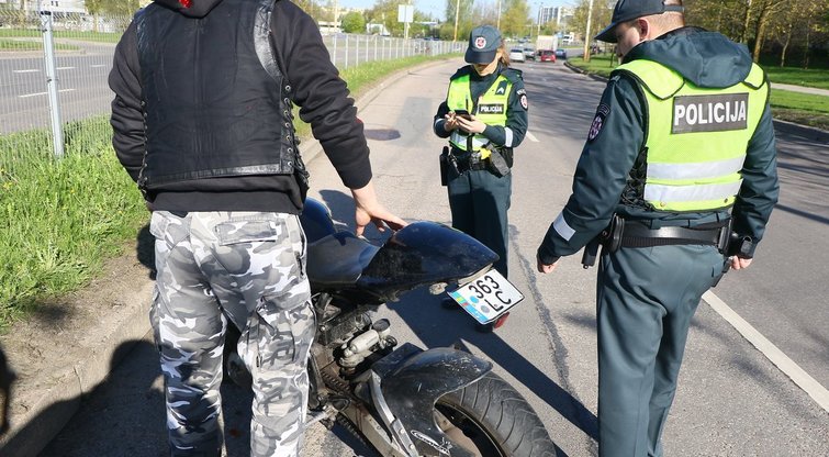 Motociklo ir automobilio avarija Justiniškių gatvėje nuotr. Broniaus Jablonsko