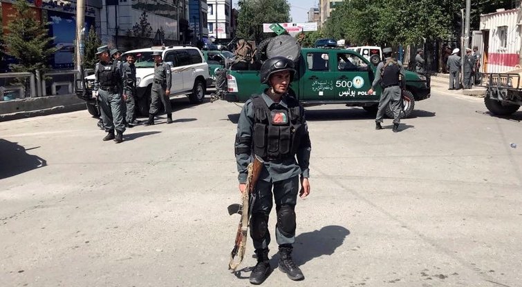 Kabule mirtininkai sprogdintojai ir ginkluoti kovotojai atakavo policijos nuovadas (nuotr. SCANPIX)