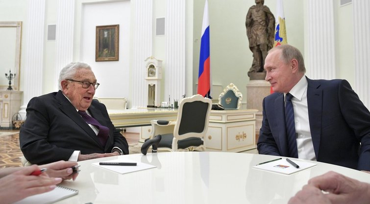 Kissingeris lankosi Maskvoje pas Putiną, 2017-ieji (nuotr. SCANPIX)