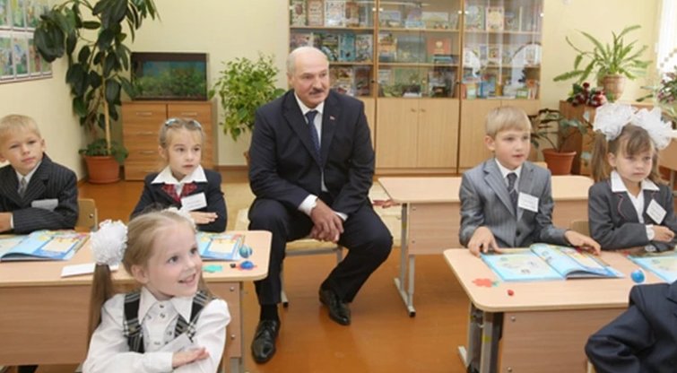 A. Lukašenka mokykloje (nuotr. Gamintojo)
