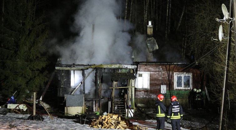 Vilniuje sudegė trims šeimoms priklausantis namas (nuotr. Broniaus Jablonsko)