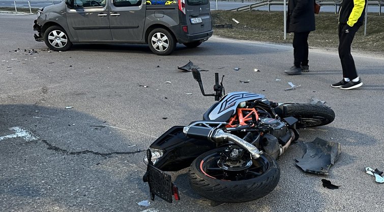 Avarija Didžiojoje Riešėje: nukentėjo motociklininkas (nuotr. tv3.lt)