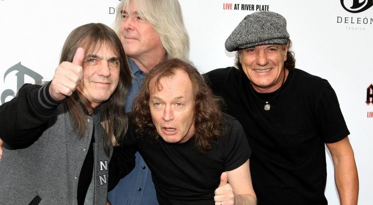 Mirė legendinis AC/DC gitaristas  
