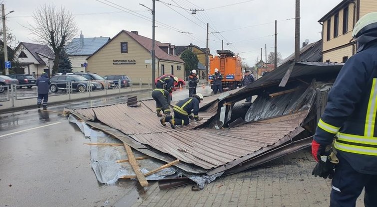 Vėjas Kaune nuplėšė stogą (nuotr. Vaidos Girčės)