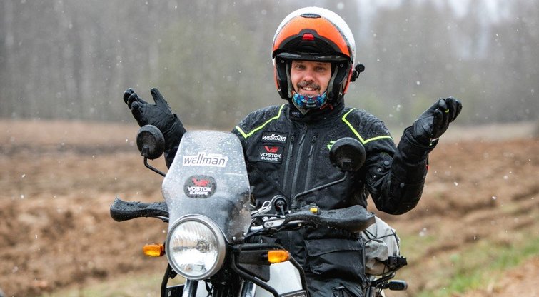 Karolio Mieliausko kelionė aplink Lietuvą žvyrkeliais motociklu: trys dienos ir keturi metų laikai