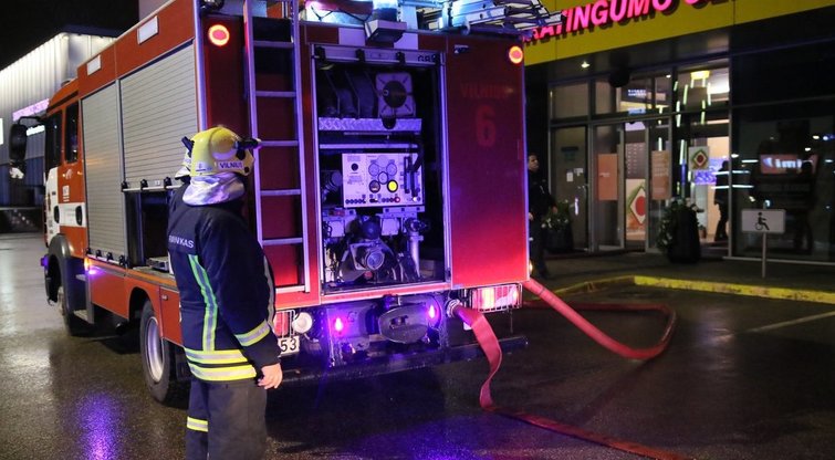 Sporto klube Vilniuje kilo gaisras (nuotr. Broniaus Jablonsko)