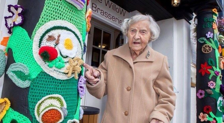 104 metų senolė – vyriausia gatvės menininkė (nuotr. YouTube)