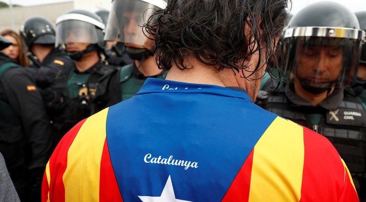 Nemalonus incidentas: Ispanija užsipuolė Katalonijos regiono policiją (nuotr. SCANPIX)