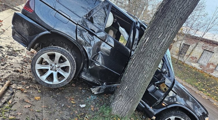 BMW visureigis Vilniuje rėžėsi į medį (nuotr. Broniaus Jablonsko)