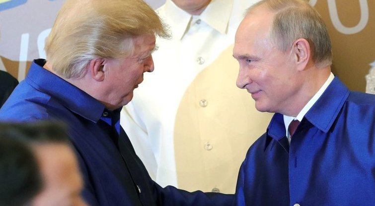 Vietname Trumpas ir Putinas trumpai vienas kitam paspaudė ranką (nuotr. SCANPIX)