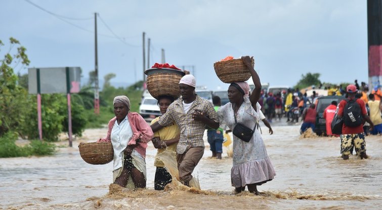 Uraganas „Matthew“ supurtė skurdųjį Haitį  (nuotr. SCANPIX)