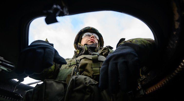 Karys stebi aplinką per karinio visureigio “Humvee“ liuką. (nuotr. Eimanto Genio)