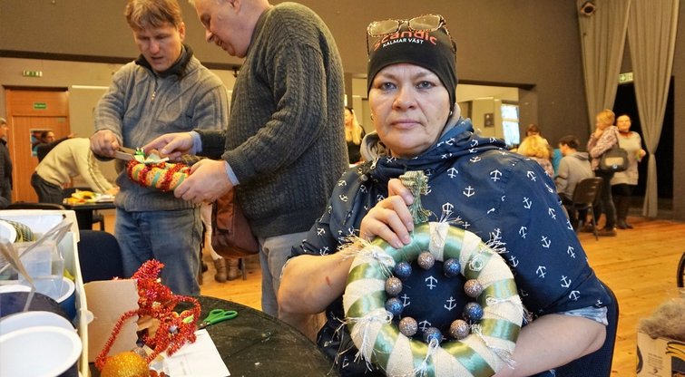 Tatjana Levgerova kalėdinį vainiką puošė pirmą kartą gyvenime. Aldonos Milieškienės nuotr.  