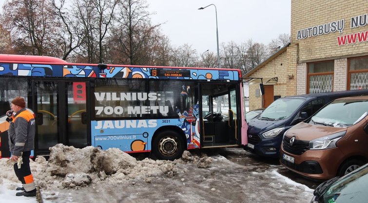 Liepkalnio gatvėje iš Salininkų atvažiavęs autobusas atsitrenkė į du automobilius (nuotr. Broniaus Jablonsko)