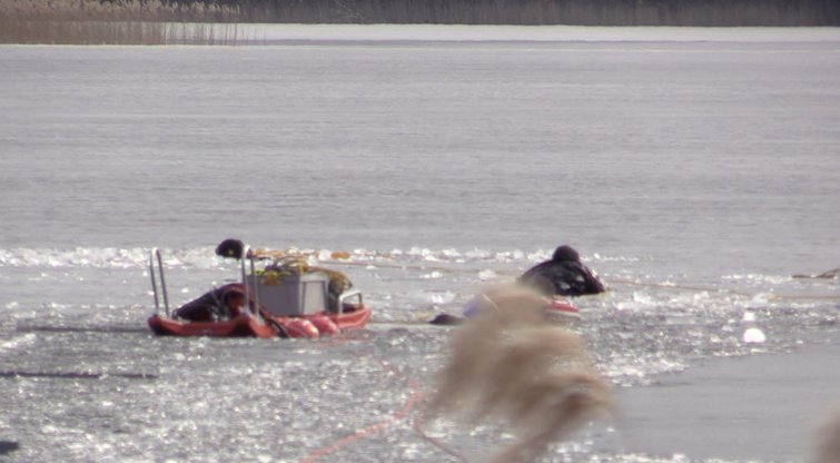 Pasipylė pranešimai apie ant ledo įlūžusius žmones: gelbėtojai įspėja – ant ledo lipti nebegalima (nuotr. stop kadras)