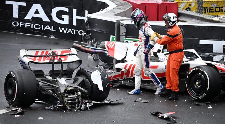  Micko Schumacherio avarija – bolidas lūžo į dvi dalis (nuotr. SCANPIX)