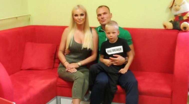 Vita Jakutienė kartu su sūnumi ir vyru  