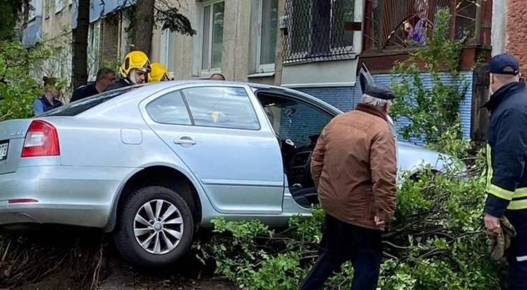 Vilniuje automobilis trenkėsi į daugiabutį: vairuotojas ligoninėje (nuotr.  Beata Vaičekonė)  
