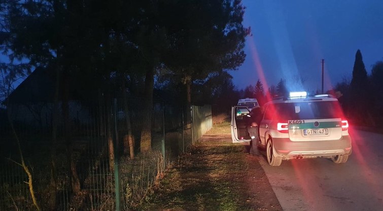 Policija deda tašką Kėdainių rajone į mokyklą išėjusios ir dingusios mergaitės paieškose (nuotr. Vaidos Girčės)