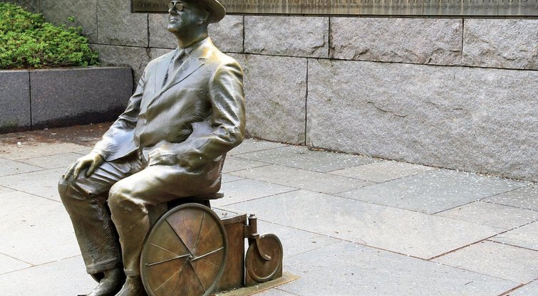 2001 m. Vašingtone buvo atidengtas JAV prezidento F. D. Roosevelto, sėdinčio neįgaliojo vežimėlyje, paminklas. wikiwand.com archyvo nuotr.