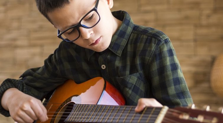 TOP4 priežastys, kodėl vaikui naudinga mokytis groti muzikos instrumentu  