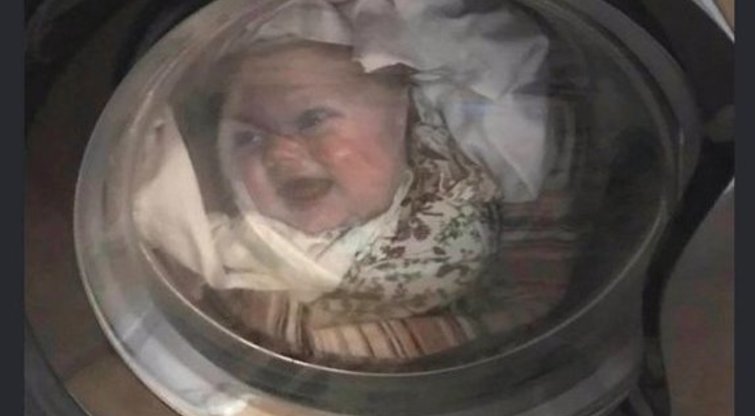Reginys skalbimo mašinoje išgąsdino vyrą (nuotr. imgur.com)