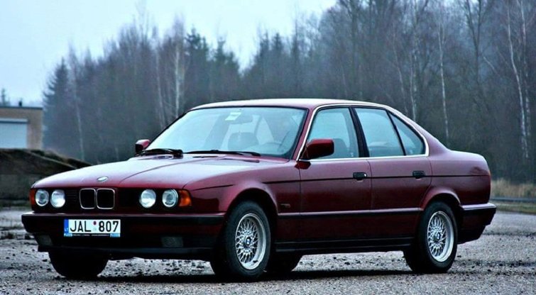 Originalus, jokių modifikacijų neturintis 5 serijos „BMW E34“