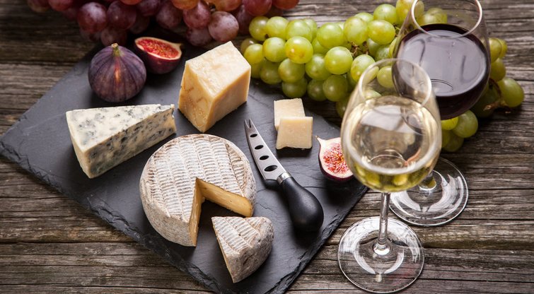 Vynas ir sūris (nuotr. Fotolia.com)