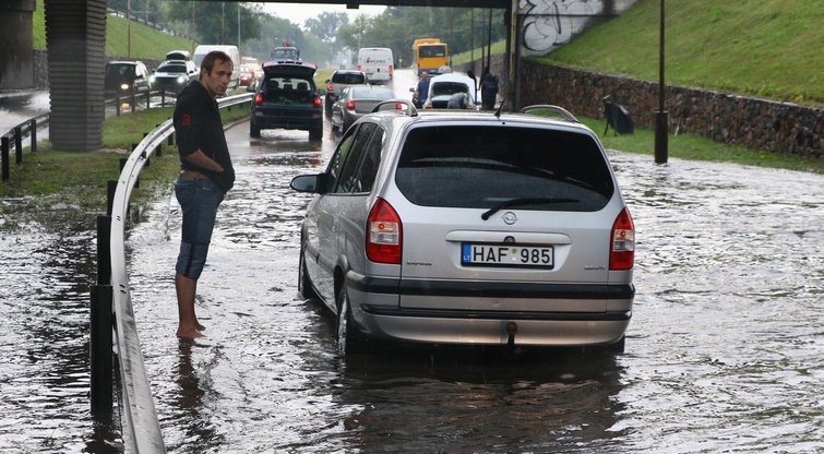 Per audrą Vilniuje – kritinė padėtis: skęsta automobiliai, semia pastatus nuotr. Broniaus Jablonsko
