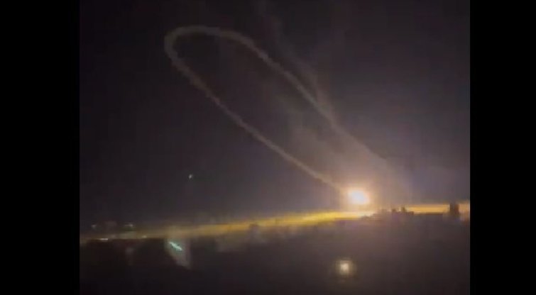 Rusijos raketa netyčia pataikė į save (nuotr. stop kadras)